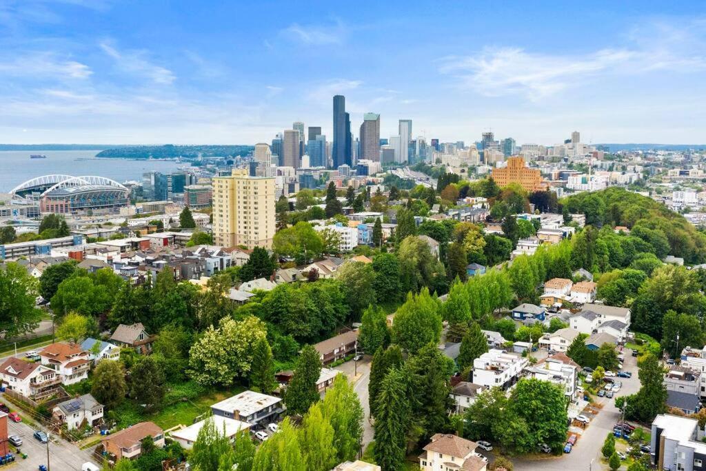 Hillside In Seattle - Updated And Well Appointed. Exterior photo